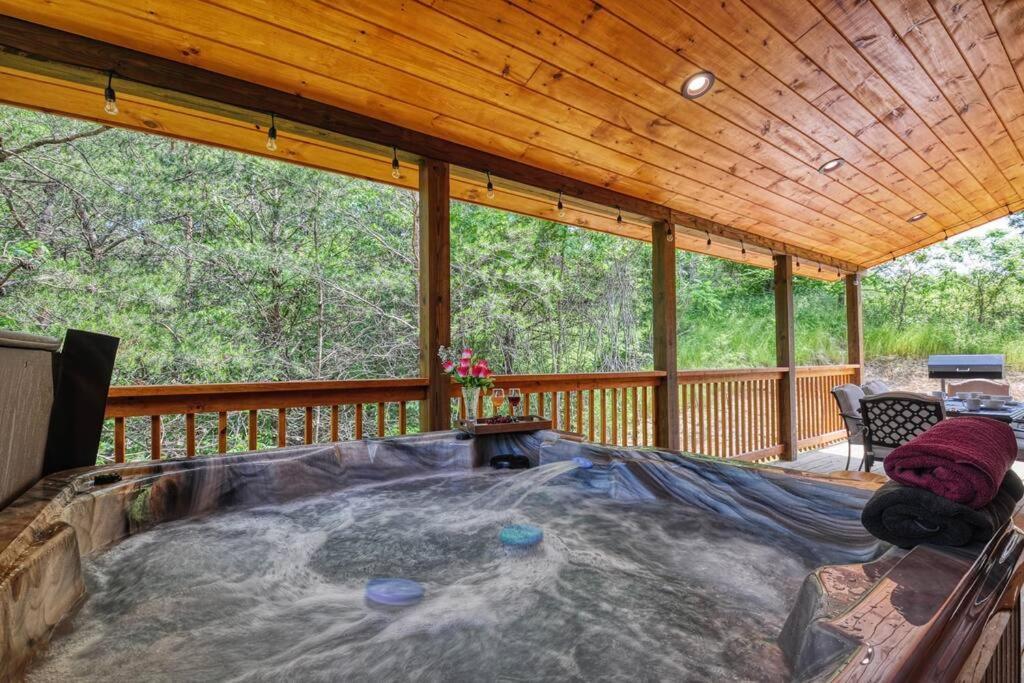 Adventure Retreat/Cabin/Pool+Hot Tub/Game Room+Theater Sevierville Eksteriør bilde