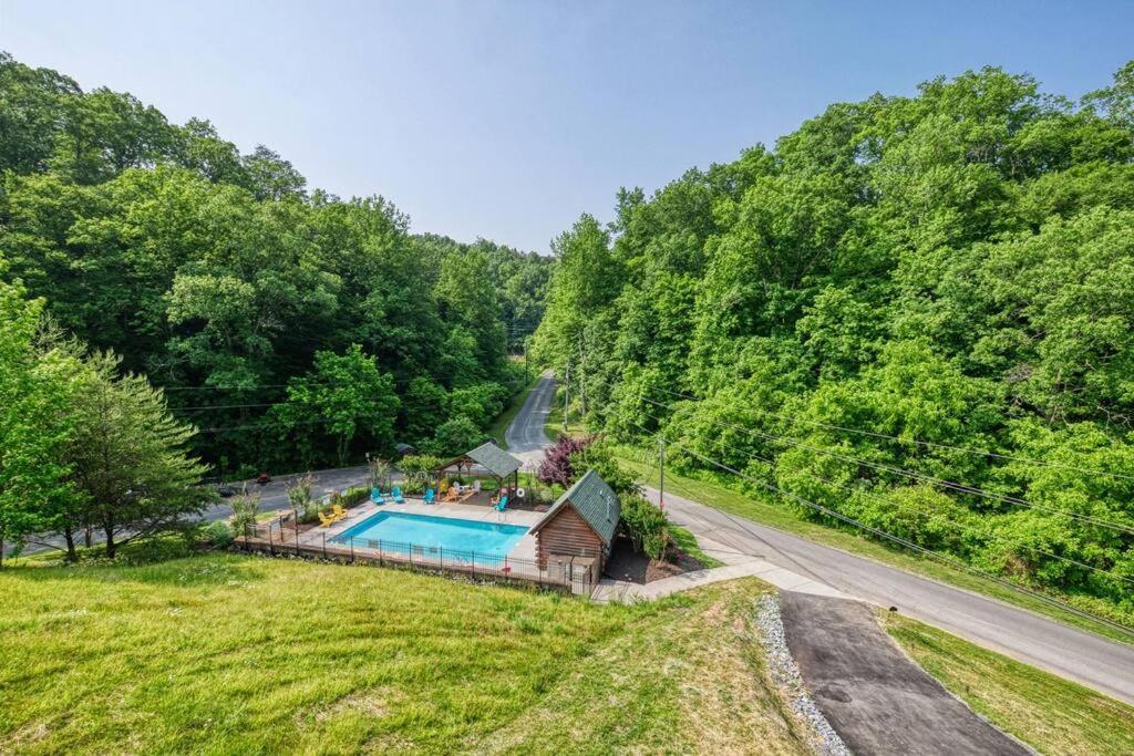 Adventure Retreat/Cabin/Pool+Hot Tub/Game Room+Theater Sevierville Eksteriør bilde
